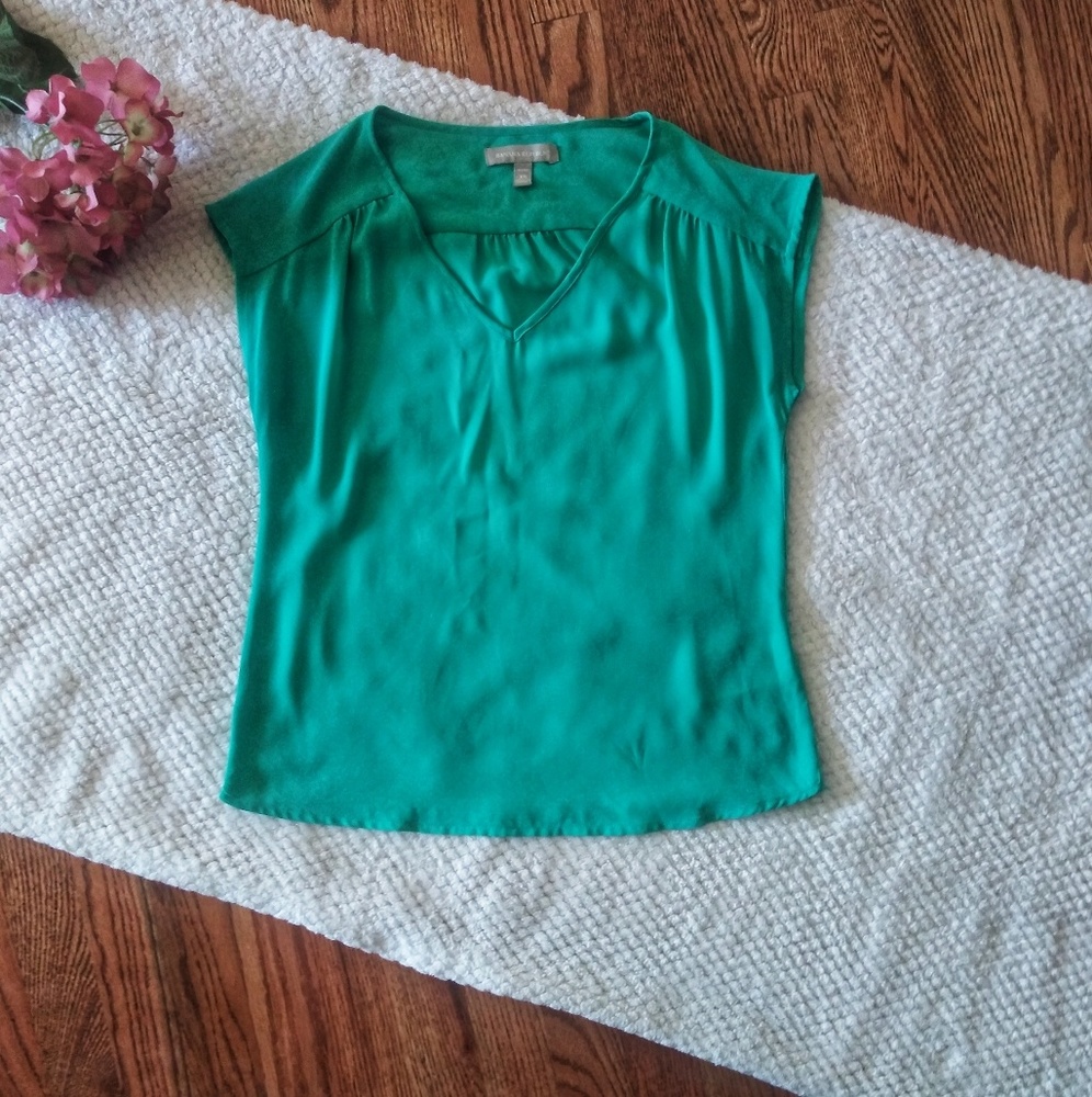 Banana Republic Short Sleeve V-Neck Top Size- XS-P